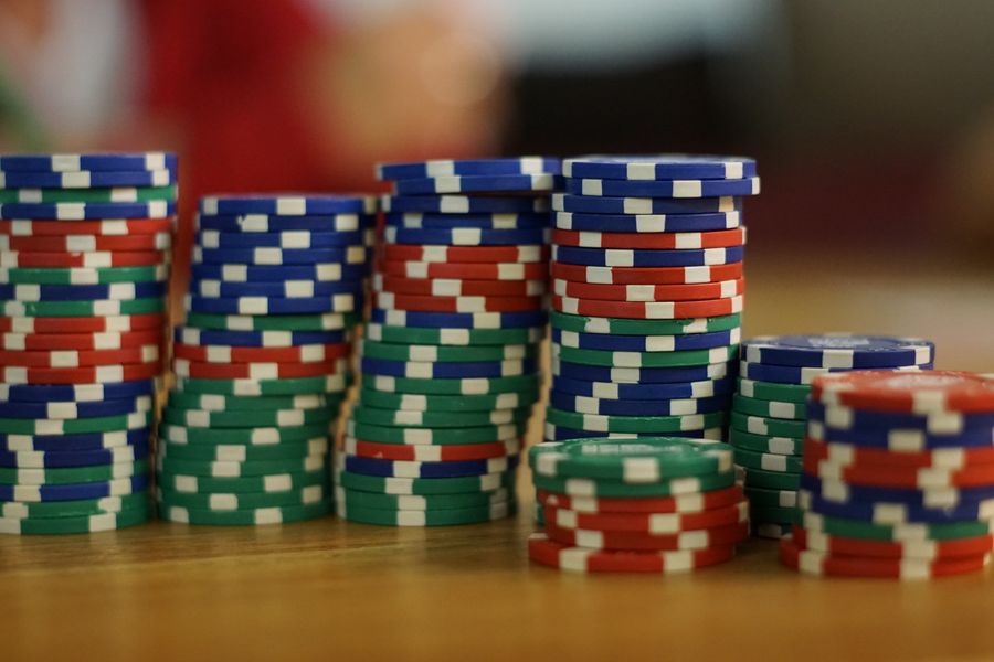 Tumpukan chip poker berwarna-warni