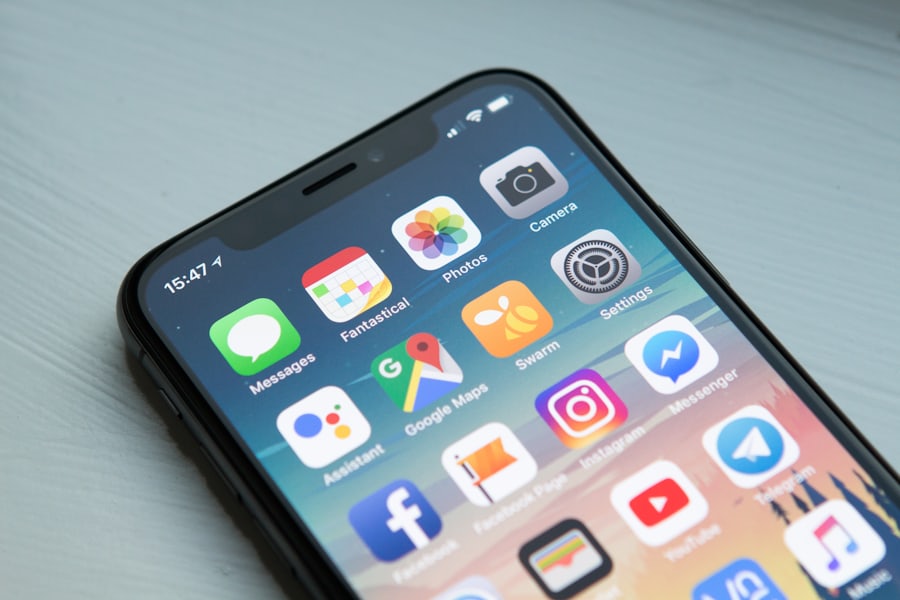Ponsel pintar menampilkan aplikasi โ ilustrasi pengalaman mobile Key4d