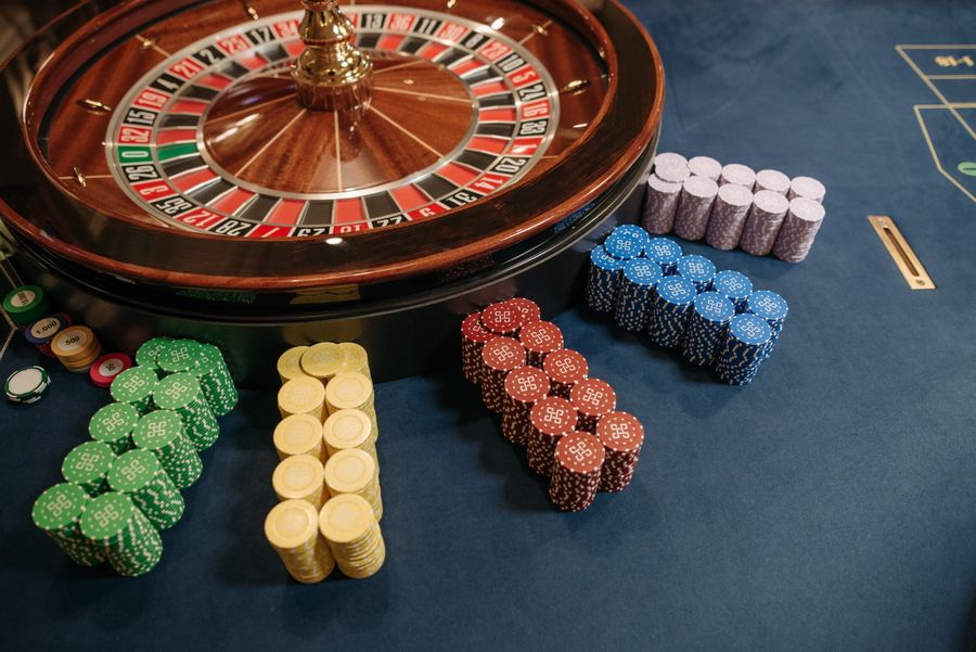 Roda roulette dengan chip di sekitarnya