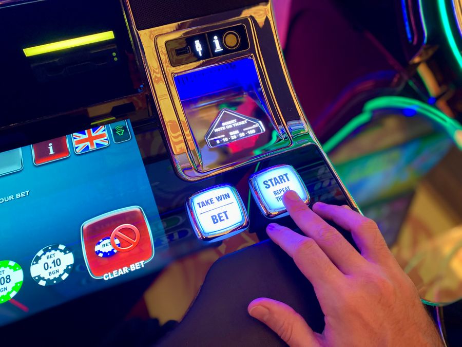 Layar mesin slot online dengan tombol putar