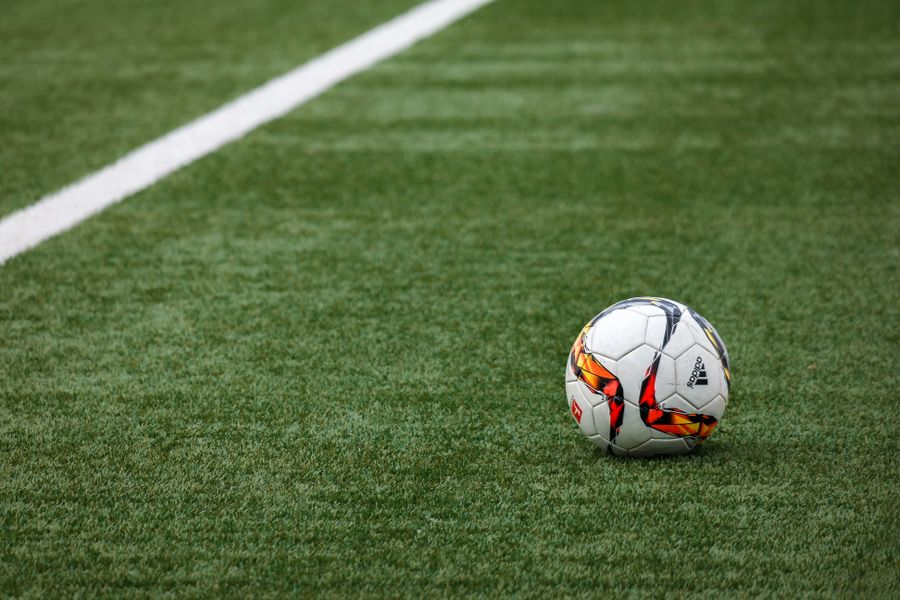Bola sepak di atas lapangan hijau